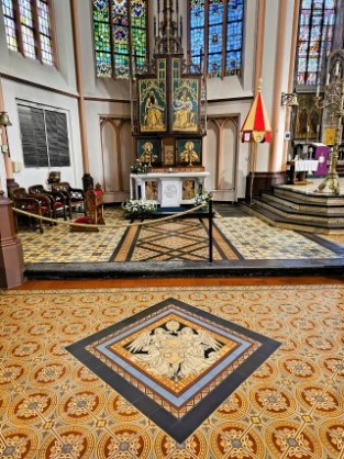 Basiliek van de Heilige Kruisverheffing in Raalte, NL, V&B Mosaik "Papstwappen", Foto: Hermann-Josef Heinen 2025