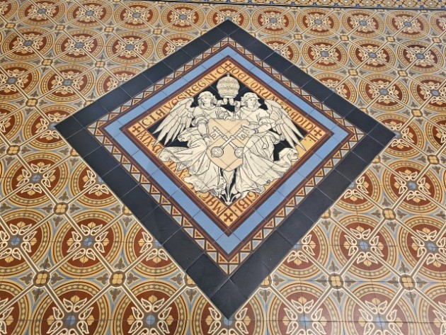 Basiliek van de Heilige Kruisverheffing in Raalte, NL, V&B Mosaik "Papstwappen", Foto: Hermann-Josef Heinen 2025