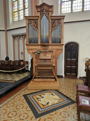 Basiliek van de Heilige Kruisverheffing in Raalte, NL, V&B Mosaik "Papstwappen", Foto: Hermann-Josef Heinen 2025
