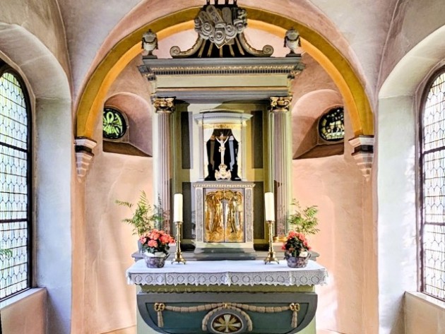 Altarraum mit barockem Altar in der Annaberg-Kapelle, Foto: Heinen 2025