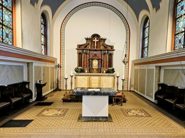Chorraum der Kirche St. Rochus in Rath-Anhoven mit Mettlacher Platten unf Fliesentableaus, Foto: Hermann-Josef Heinen, 2025
