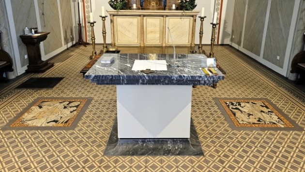 Chorraum der Kirche St. Rochus in Rath-Anhoven mit Mettlacher Platten unf Fliesentableaus, Foto: Hermann-Josef Heinen, 2025