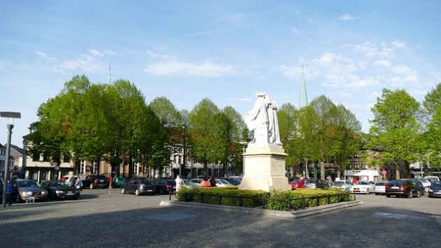 Maaseik - Markt mit Denkmal Gebrüder van Eyck
