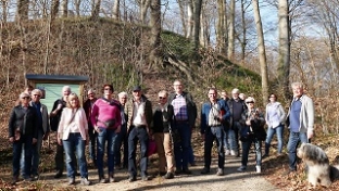 Archäologische Führung Arsbeck-Aldeberg - Gruppen Gruupenbild mit Hund, Foto: Hermann-Josef Heinen